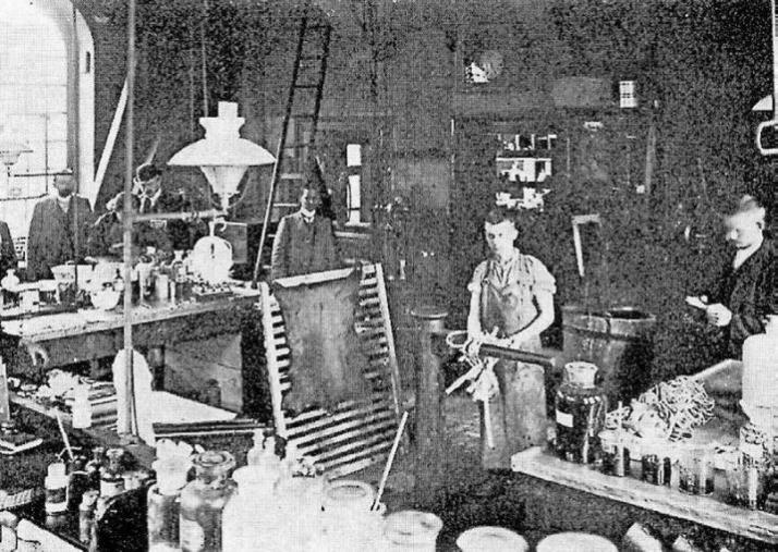Färber wie hier in der Spezialfärberei von 1880 waren hochspezialisierte Arbeitskräfte. Foto: aus Horst Jordan/Heinz Wolff (Hrsg.): Werden und Wachsen der Wuppertaler Wirtschaft, Peter Hammer Verlag Färber wie hier in der Spezialfärberei von 1880 waren hochspezialisierte Arbeitskräfte. Foto: aus Horst Jordan/Heinz Wolff (Hrsg.): Werden und Wachsen der Wuppertaler Wirtschaft, Peter Hammer Verlag
