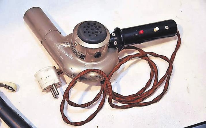 Der stolz der modernen Frau in den Nachkriegsjahren: ein elektrischer Haartrockner. Der stolz der modernen Frau in den Nachkriegsjahren: ein elektrischer Haartrockner.
