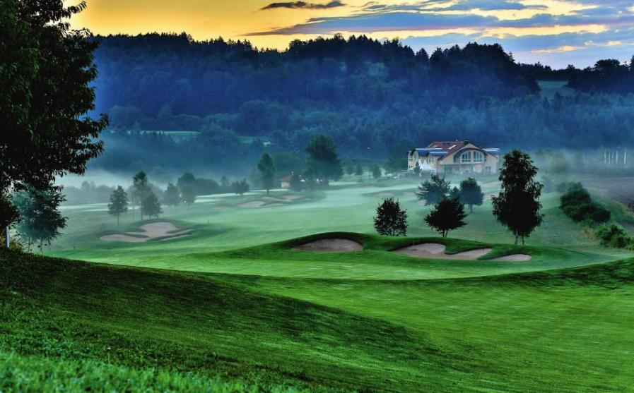 Jura Golf Park mit seinen 45 Golfbahnen Image 1 Jura Golf Park mit seinen 45 Golfbahnen Image 1