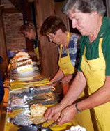 Mit dem Erlös aus dem Kuchenverkauf auf dem Hollenstedter Herbstmarkt unterstützen die Landfrauen soziale Projekte