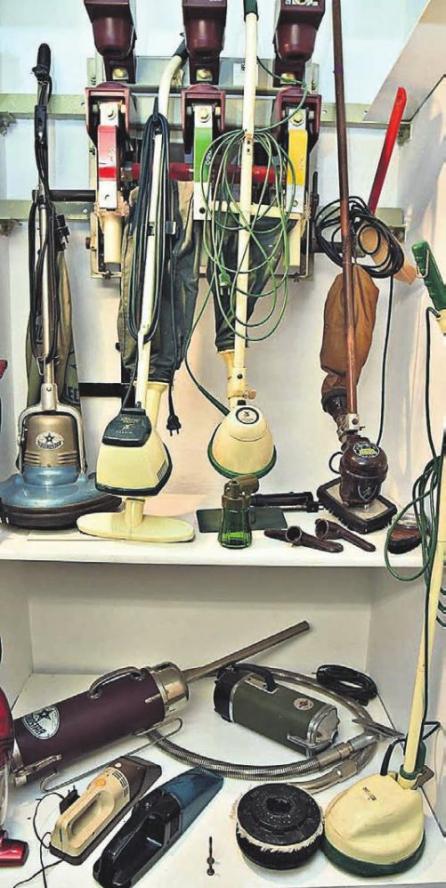 Mit Aufkommen des Teppichbodens verbreitete sich auch der Staubsauger – erst mit Holzstange, dann in modernem Bakelit. Zubehör-Teile erweiterten die Einsatzmöglichkeiten für das neue Elektrogerät. Mit Aufkommen des Teppichbodens verbreitete sich auch der Staubsauger – erst mit Holzstange, dann in modernem Bakelit. Zubehör-Teile erweiterten die Einsatzmöglichkeiten für das neue Elektrogerät.