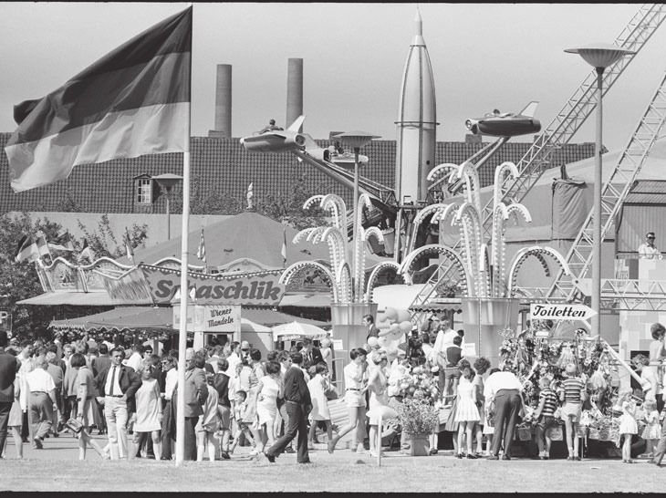 Das Stadtfest im Jahr 1968 im Foto von Robert Lebeck. Foto: Robert Lebeck, Archiv Robert Lebeck Das Stadtfest im Jahr 1968 im Foto von Robert Lebeck. Foto: Robert Lebeck, Archiv Robert Lebeck
