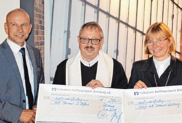 VR-Bank-Vorstand Joachim Erhard (l.) überreichte zur Filialeröffnung an Pater Bernd Wagner und Dekanin Dr. Edda Weise eine Spende über jeweils 250 Euro. FOTO VR-BANK