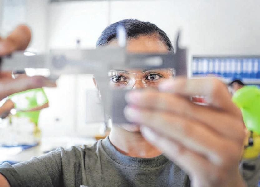 Ein Auszubildende vermisst ein Werkstück. Foto: Thomas Koehler