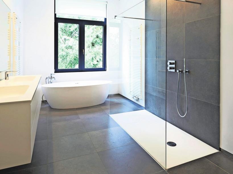 Eine bodengleiche Duschlösung macht den Duschbereich barrierefrei begehbar und kann bequem mit viel Bewegungsfreiheit genutzt werden.  Foto: phombaert – stock.adobe.com