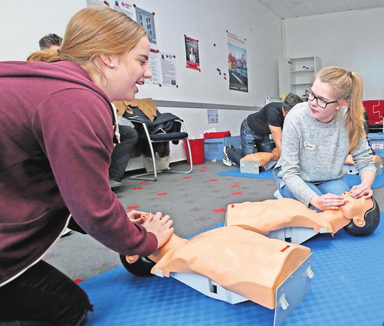 Erste-Hilfe-Kursus beim Deutschen Roten Kreuz in Gifhorn: Teilnehmer trainieren an Übungspuppen die Herz-Lungen-Wiederbelebung. Erste-Hilfe-Kursus beim Deutschen Roten Kreuz in Gifhorn: Teilnehmer trainieren an Übungspuppen die Herz-Lungen-Wiederbelebung.