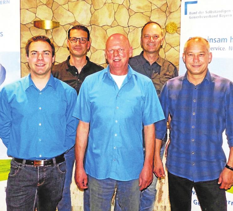 Das Organisationsteam der GIGA (von links): Tobias Gaugenrieder (AllRoundBar), Michael Grashei (Grashei Orthopädieschuhtechnik), Günter Gaugenrieder (Kfz + Reifen SA.GA), Frank Wöhrer (Kamp & Wöhrer Baumaschinen) und Alexander Döll (selbstständiger Rechtsanwalt) freuen sich über viele Besucher. Das Organisationsteam der GIGA (von links): Tobias Gaugenrieder (AllRoundBar), Michael Grashei (Grashei Orthopädieschuhtechnik), Günter Gaugenrieder (Kfz + Reifen SA.GA), Frank Wöhrer (Kamp & Wöhrer Baumaschinen) und Alexander Döll (selbstständiger Rechtsanwalt) freuen sich über viele Besucher.