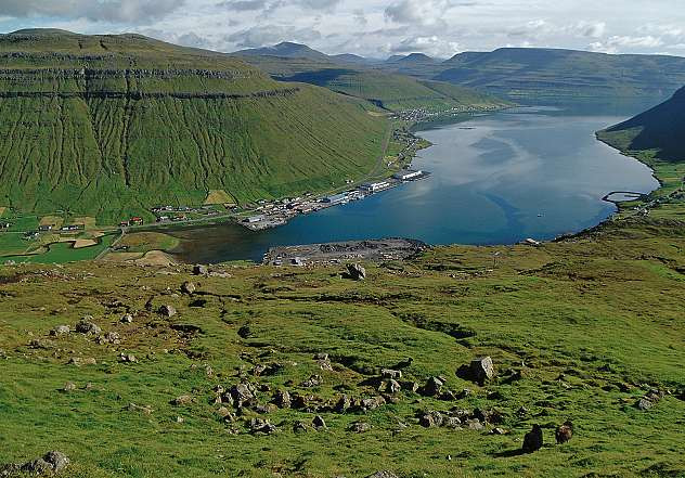 Die Faröer Inseln verzaubern mit tiefblauen Fjorden und schroffen Landschaften. FOTO: HFR Die Faröer Inseln verzaubern mit tiefblauen Fjorden und schroffen Landschaften. FOTO: HFR