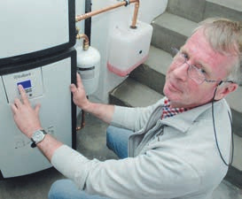 Am Wärmetauscher und Solarspeicher im Heizungsraum kann Uwe Brandt jederzeit die Leistung seiner Thermosolaranlage ablesen