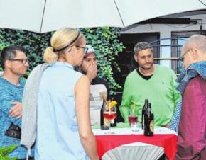 Ein gemütlicher Plausch mit Freunden und Bekannten darf bei der abendlichen Party nicht fehlen. FOTO MARTIN SCHWEIGER