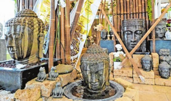 Das Blumenhaus Decker in der Zellerau zeigt, wie man mit asiatischen Figuren, Brunnen etc. Gärten und Räume individuell gestalten kann. FOTOS: ZWIRNER Das Blumenhaus Decker in der Zellerau zeigt, wie man mit asiatischen Figuren, Brunnen etc. Gärten und Räume individuell gestalten kann. FOTOS: ZWIRNER