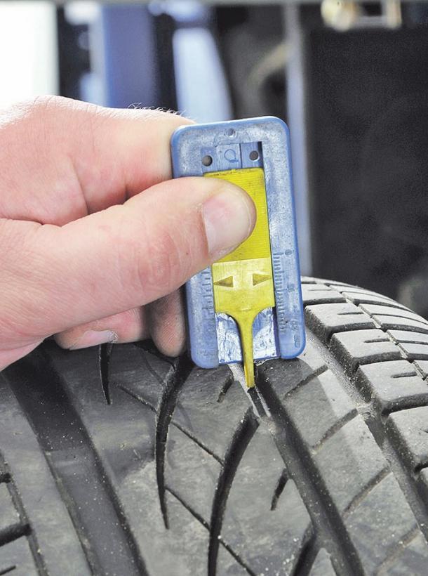 Für Winterreifen werden mindestens vier Millimeter Restprofil empfohlen. Für Winterreifen werden mindestens vier Millimeter Restprofil empfohlen.