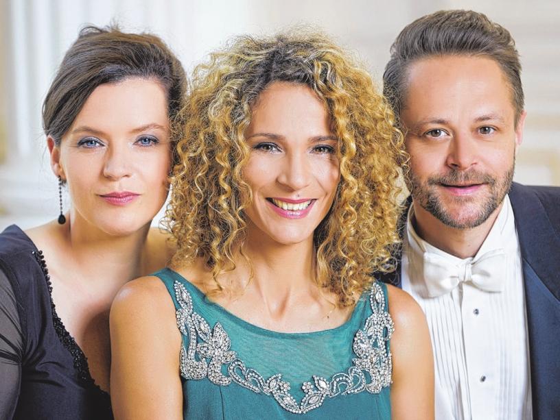Marie Giroux (Mezzosopran), Jenny Schäuffelen (Klavier) und Joseph Schnurr (Tenor, v.l.) entführen ihr Publikum musikalisch ins neue Jahr. Zu erleben sind die Künstler am 1. Januar 2019 im Theater der Residenzstadt. FOTO: AGENTUR Marie Giroux (Mezzosopran), Jenny Schäuffelen (Klavier) und Joseph Schnurr (Tenor, v.l.) entführen ihr Publikum musikalisch ins neue Jahr. Zu erleben sind die Künstler am 1. Januar 2019 im Theater der Residenzstadt. FOTO: AGENTUR