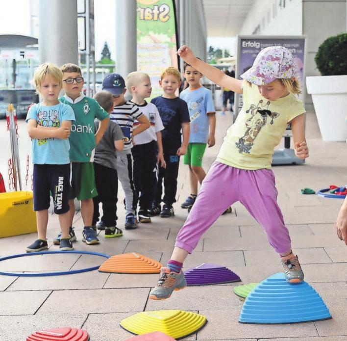 Bewegungsprogramm für Kindergartenkinder im Kauf Park. Hier: Kinder des Sprachheilkindergartens St. Hildegard, Göttingen FOTO: HELLER Bewegungsprogramm für Kindergartenkinder im Kauf Park. Hier: Kinder des Sprachheilkindergartens St. Hildegard, Göttingen FOTO: HELLER
