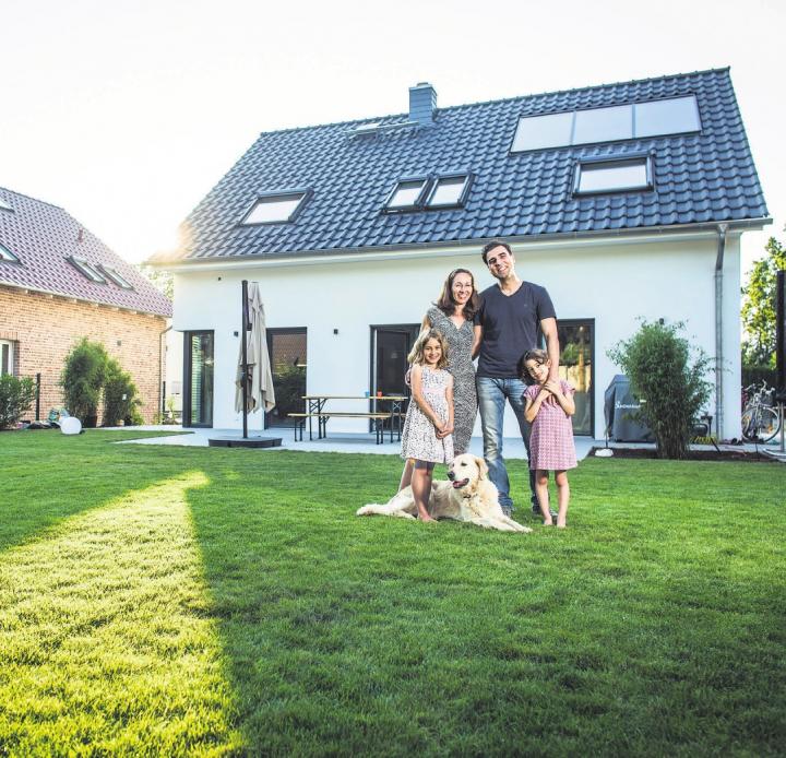 Das neue Zuhause mit einem besseren Energiestandard zu bauen als gesetzlich vorgeschrieben, kann sich lohnen, da es dafür KfW-Förderungen gibt Foto: djd/Bauherrenschutzbund