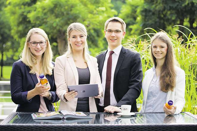 Der duale Student Daniel Poeck (22) und seine Kolleginnen haben ihre Karriere in der Hamburger EDEKA-Zentrale gestartet Foto: EDEKA-Zentrale