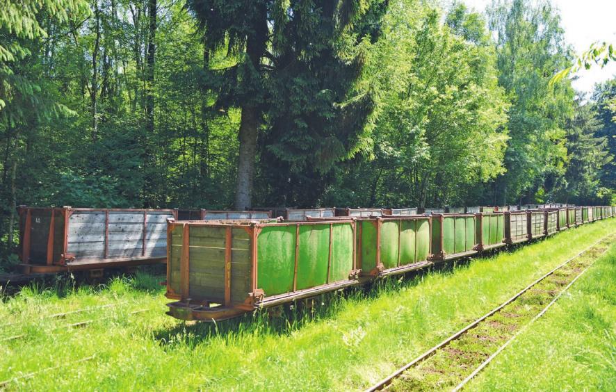 Waggons, die darauf warten, mit Torf befüllt zu werden. Waggons, die darauf warten, mit Torf befüllt zu werden.