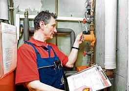 Beim Heizungscheck inspiziert der Handwerker die Anlage. Beim Heizungscheck inspiziert der Handwerker die Anlage.