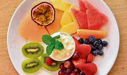 In sehr vielen Lebensmitteln ist zuviel Zucker enthalten. Frisches Obst ist ein guter Ersatz für ungesunde „Süßigkeiten“, zu denen etwa auch Fruchtjoghurt und Softdrinks gerechnet werden müssen. FOTO: C. HEINKE