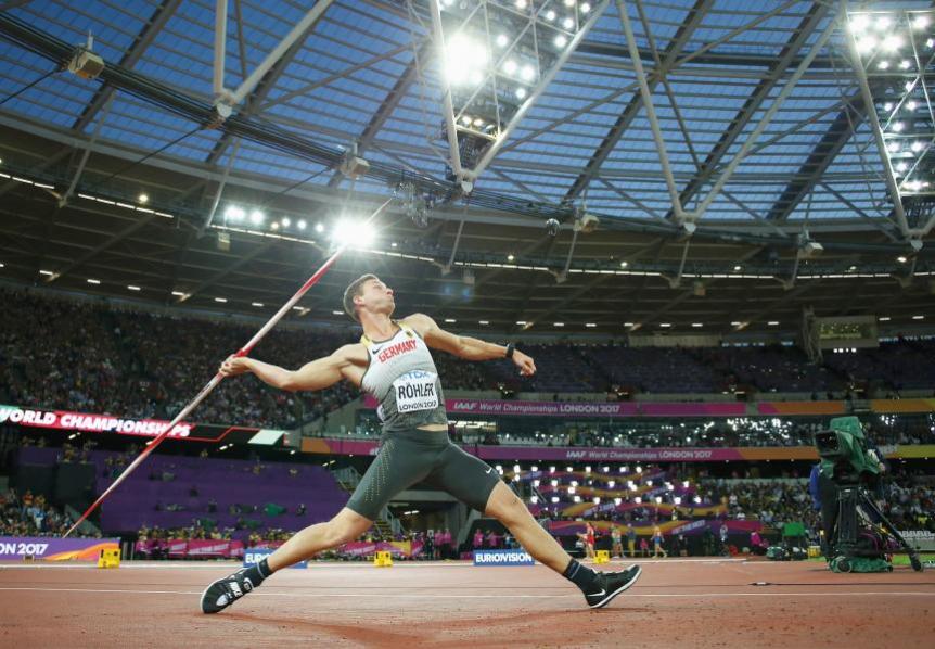 Speerwerfer Thomas Röhler erreicht Weiten von etwa 90 Metern. Damit sicherte er sich die Goldmedaille bei den Olympischen Spielen in Rio de Janeiro. Im Moment des Abwurfs ist sein linker Fuß einer Last von rund einer Tonne Gewicht ausgesetzt.