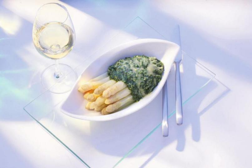 Scharfes Kraut zu mildem Gemüse: Wer Spargel mit Bärlauchpesto kombiniert, trinkt dazu am besten einen Sauvignon Blanc. Scharfes Kraut zu mildem Gemüse: Wer Spargel mit Bärlauchpesto kombiniert, trinkt dazu am besten einen Sauvignon Blanc.