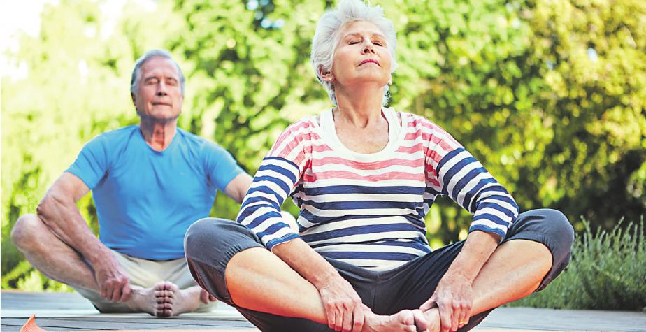 txn. Yoga ist auch für ältere Menschen sehr gut geeignet. Die sanften Übungen entlasten das Becken und helfen bei Blasenschwäche. Foto: gradyreese/fotolia/Seni