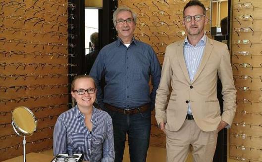 Inhaber Heiko Loch (re.) und seine Mitarbeiter Frau Parszyk und Thomas Schubert sorgen für besten Durchblick. FOTO: REG Inhaber Heiko Loch (re.) und seine Mitarbeiter Frau Parszyk und Thomas Schubert sorgen für besten Durchblick. FOTO: REG