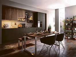 Imitierte Alteiche, kombiniert mit metallischen Oberflächen, verleiht dieser Küche zeitlose Eleganz Foto: AMK