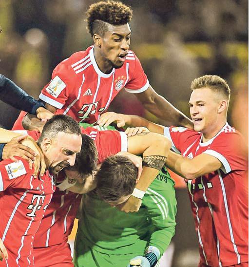 Den ersten Titel haben sich die Bayern gesichert: Im Supercup schlug der deutsche Meister den Pokalsieger Borussia Dortmund in einem dramatischen Elfmeterschießen mit 5:4. Nach regulärer Spielzeit hatte es 2:2 gestanden.