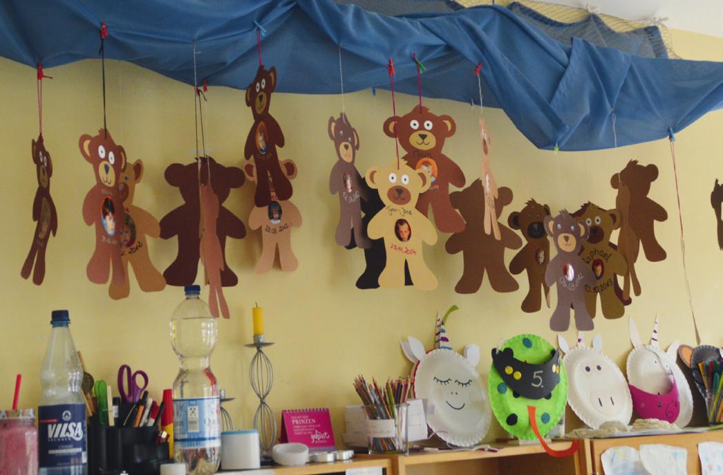 Bunt, lustig und kindgerecht ist die Atmosphäre in der hellen und freundlichen Kita. Die vielen selbst gemachten Dinge geben einen Eindruck vom Spaß, den die Kinder hier haben Bunt, lustig und kindgerecht ist die Atmosphäre in der hellen und freundlichen Kita. Die vielen selbst gemachten Dinge geben einen Eindruck vom Spaß, den die Kinder hier haben