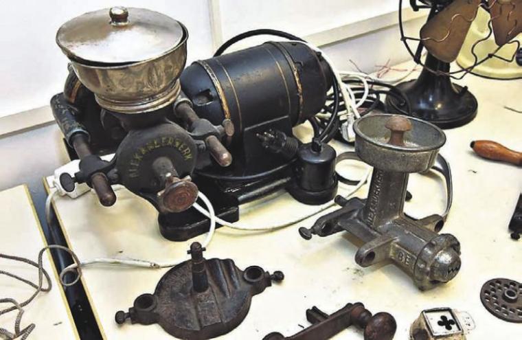 Ob Kaffee mahlen, Fleisch zerhacken oder Gemüse schneiden – diese vielseitige Haushaltsmaschine nahm der Köchin viele Arbeiten ab. Ob Kaffee mahlen, Fleisch zerhacken oder Gemüse schneiden – diese vielseitige Haushaltsmaschine nahm der Köchin viele Arbeiten ab.