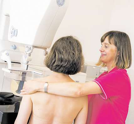 Geschulte Mitarbeiterinnen des Mammographie-Screening Zentrums gestalten die Untersuchung für Frauen so wenig belastend wie möglich Foto: Mammographie-Screening-Zentrum
