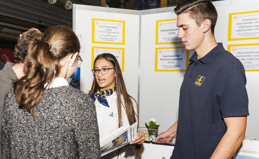 Personalverantwortliche und Auszubildende der Unternehmen empfangen die jungen Besucher an ihren Info-Ständen – gut vorbereitet auf viele Fragen und interessante Gespräche. Fotos: Haimer GmbH Personalverantwortliche und Auszubildende der Unternehmen empfangen die jungen Besucher an ihren Info-Ständen – gut vorbereitet auf viele Fragen und interessante Gespräche. Fotos: Haimer GmbH