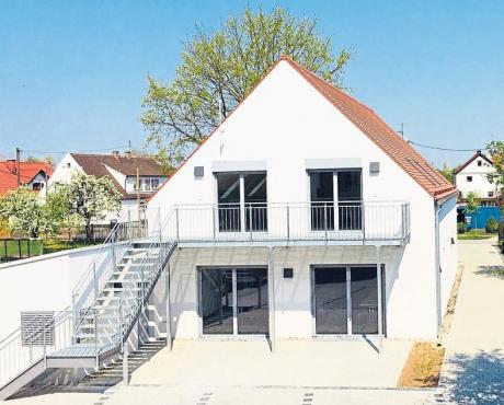 Im Herzen von Ernsgaden ist ein Dorfgemeinschaftshaus entstanden. Hier werden in Zukunft unter anderem Seniorennachmittage, Volkshochschulkurse, Vorträge und standesamtliche Trauungen stattfinden. Fotos: Huber (1), Zurek (2)