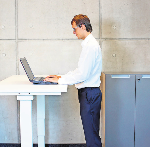 Bei der Arbeit im Büro sollte man zwischendurch auch mal stehen. FOTOS: ISTOCK (2) Bei der Arbeit im Büro sollte man zwischendurch auch mal stehen. FOTOS: ISTOCK (2)