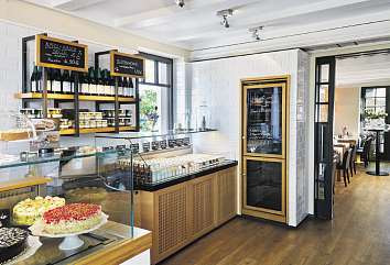 Blick in den kleinen Laden mit Spezialitäten wie der „Sylter Salatfrische“ im Restaurant „Zum Dorfkrug“ Foto: Zum Dorfkrug