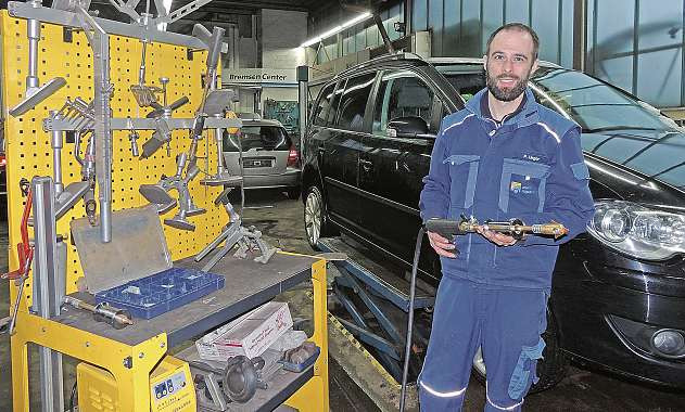 Kfz-Techniker-Meister Paul Unger mit Spezialwerkzeug zum Beseitigen von Dellen im Blech. FOTO: TAU Kfz-Techniker-Meister Paul Unger mit Spezialwerkzeug zum Beseitigen von Dellen im Blech. FOTO: TAU