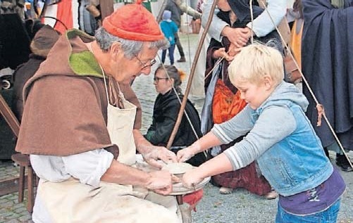 Beim Töpfern dürfen Kindern gerne mit Hand anlegen.