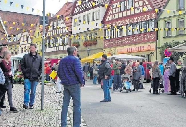 Bummeln vor historischer Kulisse. Bummeln vor historischer Kulisse.