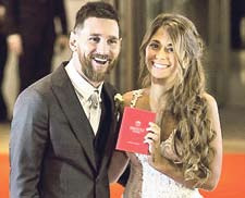 Barcelonas Superstar Lionel Messi gab seiner Jugendliebe Antonella Roccuzzo das Jawort.