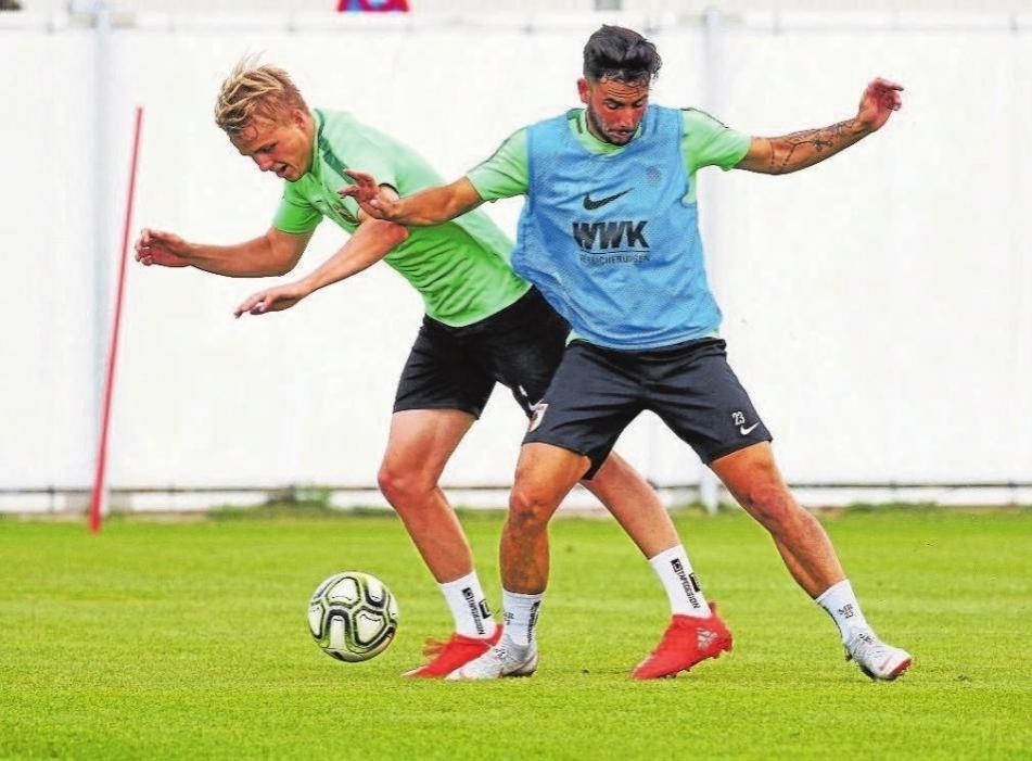 Mit Felix Götze (#4, links) hat sich der FCA ein vielversprechendes Defensivtalent aus dem Bayern-Nachwuchs geschnappt. Hier im Kampf um den Ball mit Marco Richter (#23). Fotos: Klaus Rainer Krieger Mit Felix Götze (#4, links) hat sich der FCA ein vielversprechendes Defensivtalent aus dem Bayern-Nachwuchs geschnappt. Hier im Kampf um den Ball mit Marco Richter (#23). Fotos: Klaus Rainer Krieger