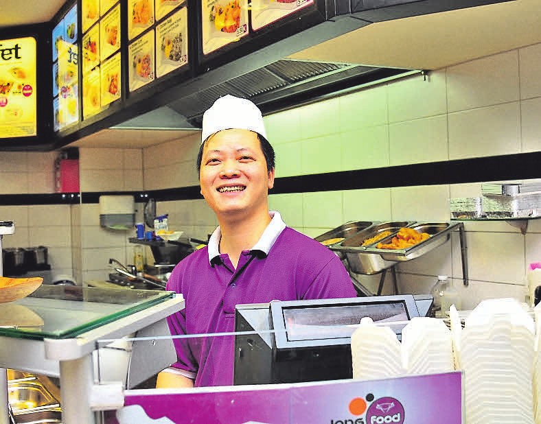 Der vietnamesische Koch Ngoctan Pham und sein Team bieten bei Long Food im Obergeschoss des Centers asiatische Spezialitäten an. Der vietnamesische Koch Ngoctan Pham und sein Team bieten bei Long Food im Obergeschoss des Centers asiatische Spezialitäten an.