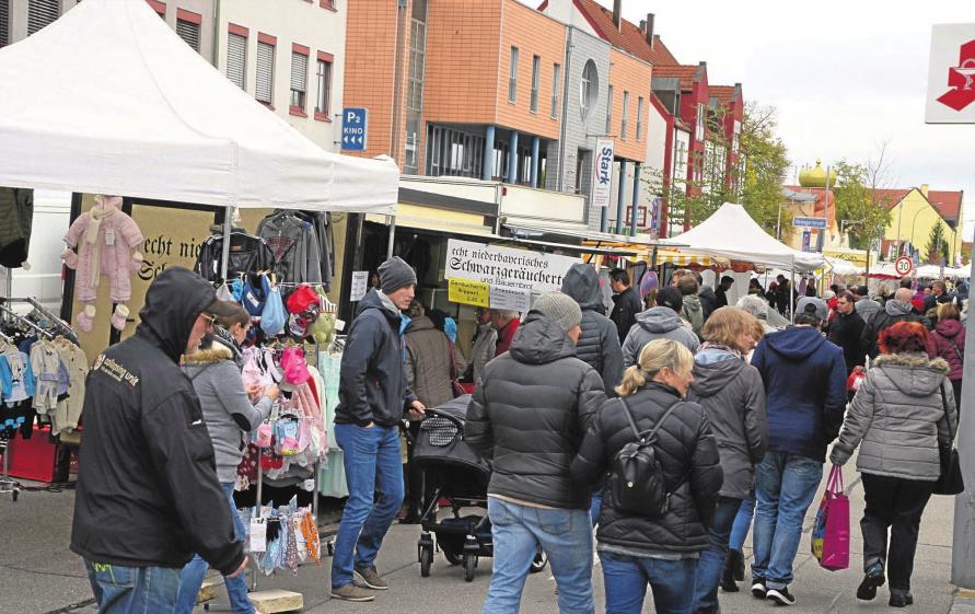 Bummeln – Kaufen – Genießen: Der Königsmarkt präsentiert sich mit all’ seinen erdenklichen Waren. als Eldorado für Marktgänger und Flohmarktbesucher, Fotos: Stadt Königsbrunn Bummeln – Kaufen – Genießen: Der Königsmarkt präsentiert sich mit all’ seinen erdenklichen Waren. als Eldorado für Marktgänger und Flohmarktbesucher, Fotos: Stadt Königsbrunn