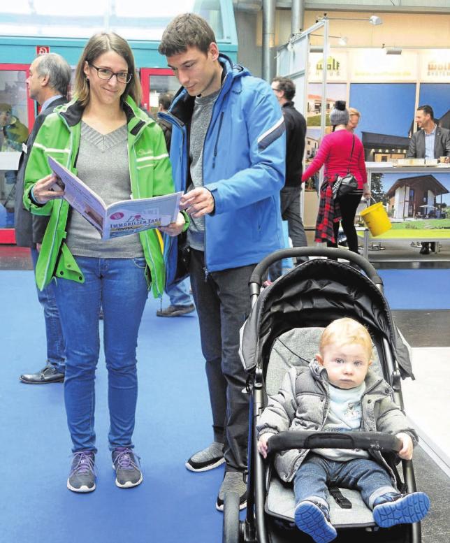 Zahlreiche junge Familien schlenderten durch die Hallen und informierten sich bei rund 300 Ausstellern über ihr zukünftiges Eigenheim. Einige unter ihnen sowie zahlreiche weitere Messebesucher, hatten sogar Pläne dabei und stellten zur Freude der Unternehmer gezielt Fragen. Zahlreiche junge Familien schlenderten durch die Hallen und informierten sich bei rund 300 Ausstellern über ihr zukünftiges Eigenheim. Einige unter ihnen sowie zahlreiche weitere Messebesucher, hatten sogar Pläne dabei und stellten zur Freude der Unternehmer gezielt Fragen.