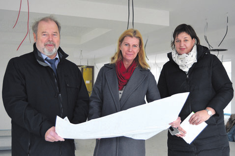 Christian Schmidt, DRK-Vorstandsvorsitzender (v. l.), Stefanie Weinert, Abteilungsleiterin Stationäre Pflege im DRK-Kreisverband Helmstedt und Kathrin Hinterthan, Heimleiterin. Christian Schmidt, DRK-Vorstandsvorsitzender (v. l.), Stefanie Weinert, Abteilungsleiterin Stationäre Pflege im DRK-Kreisverband Helmstedt und Kathrin Hinterthan, Heimleiterin.