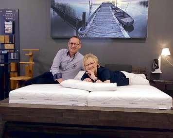 Das Bett in der Farbe Vintage grey gefällt Klaus und Regina Nielsen besonders gut, weil es leicht aussieht, obwohl es aus massivem Akazienholz gefertigt wurde Foto: Sabine Skibbe