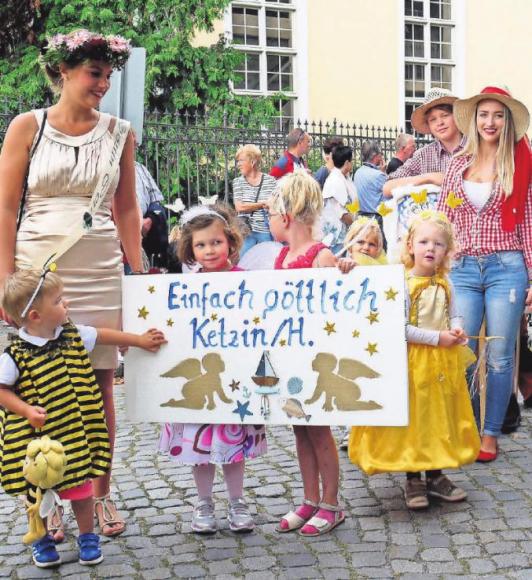 Ein großer Festumzug lockt am Sonntag unter dem Motto „Münchhausen grüßt Ketzin“ die Gäste ins Städtchen. FOTO: W. BALZER Ein großer Festumzug lockt am Sonntag unter dem Motto „Münchhausen grüßt Ketzin“ die Gäste ins Städtchen. FOTO: W. BALZER