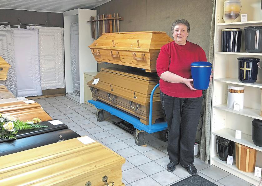 Waltraud Middelmann ist Ansprechpartnerin, wenn es um das Beerdigungsinstitut geht. Foto: Anke Sundermeier Waltraud Middelmann ist Ansprechpartnerin, wenn es um das Beerdigungsinstitut geht. Foto: Anke Sundermeier