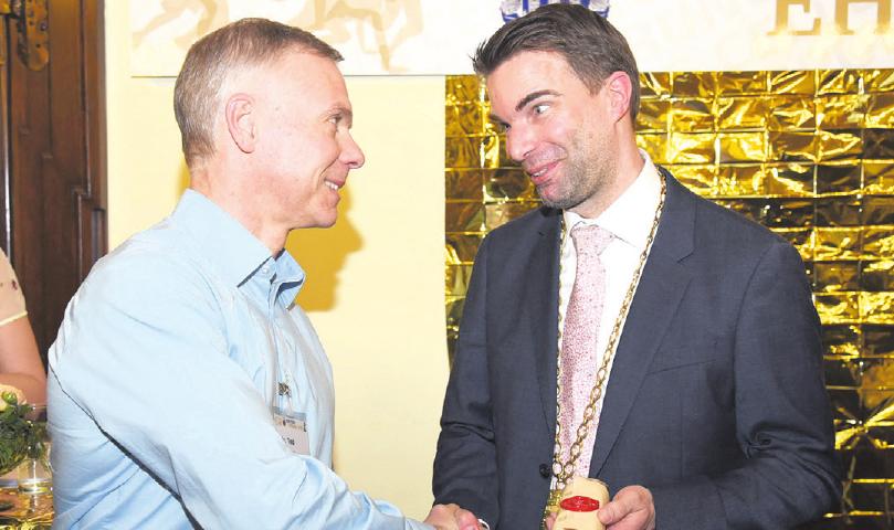 Oberbürgermeister Dr. Jörg Nigge gratulierte den geehrten Sportlerinnen und Sportlern. Oberbürgermeister Dr. Jörg Nigge gratulierte den geehrten Sportlerinnen und Sportlern.