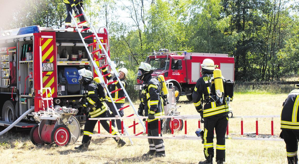 Bei den Einsatzübungen wurde der schnelle Einsatz zur Brandbekämpfung und Technischen Hilfeleistung sowie die Teambildung trainiert. Foto: Holger van Oeffelt Bei den Einsatzübungen wurde der schnelle Einsatz zur Brandbekämpfung und Technischen Hilfeleistung sowie die Teambildung trainiert. Foto: Holger van Oeffelt